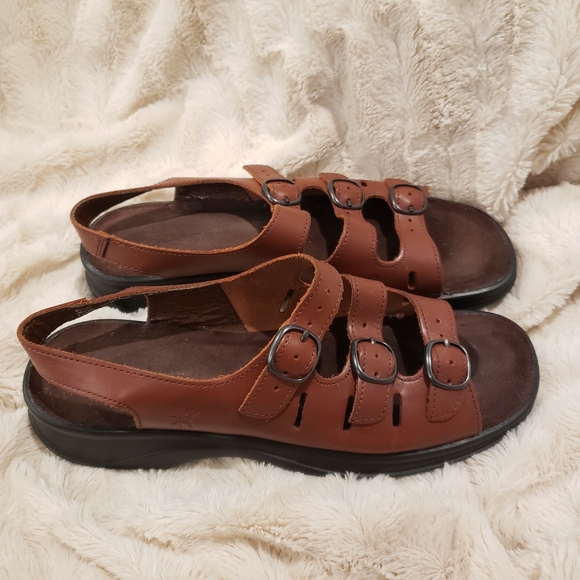 clarks 3 strap sandal